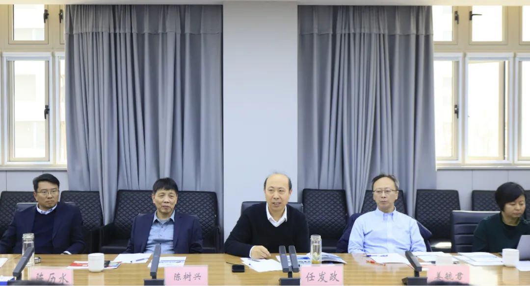 花花牛乳業(yè)集團(tuán)黨委書記、董事長唐洪峰一行赴中原食品實(shí)驗(yàn)室同中國工程院院士、中原食品實(shí)驗(yàn)室主任任發(fā)政座談交流
