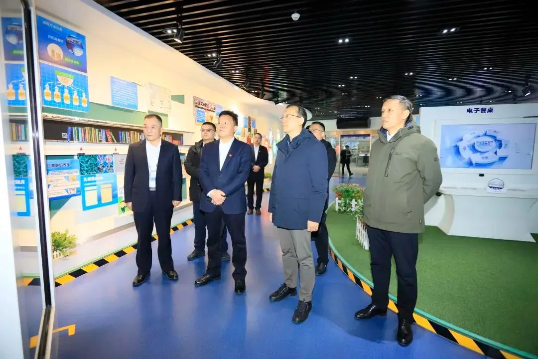 省政府國資委黨委書記、主任李濤一行到花花牛乳業集團調研