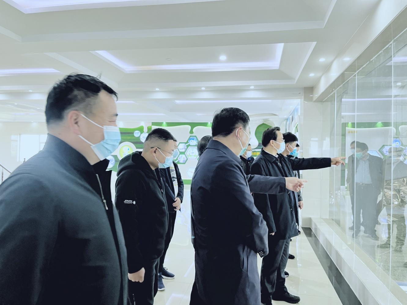 河南省人大常委會黨組書記、副主任孔昌生蒞臨花花牛魯山瑞亞牧場參觀調研