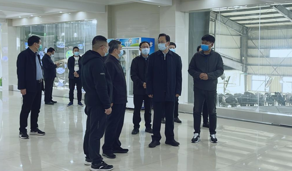 河南省人大常委會黨組書記、副主任孔昌生蒞臨花花牛魯山瑞亞牧場參觀調研