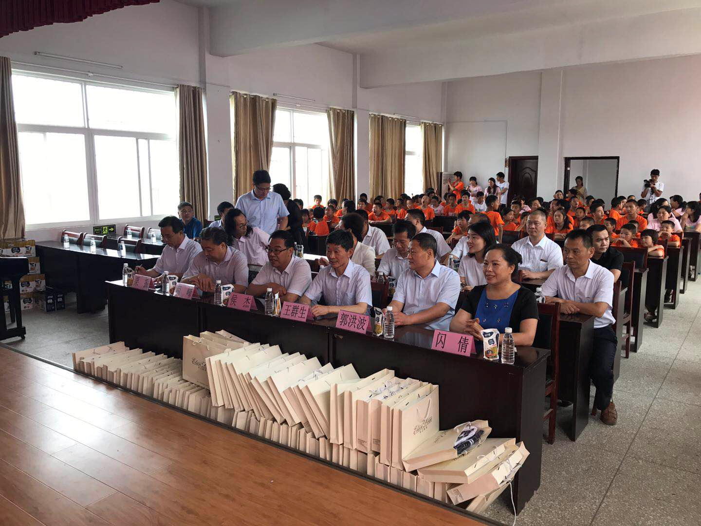 “關愛特殊兒童，讓愛灑滿人間—花花牛乳業集團2018中國小康牛奶行動” 公益助學泌陽捐贈儀式