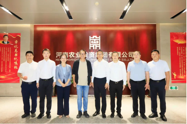 東方甄選俞敏洪先生到訪(fǎng)河南農(nóng)投集團(tuán)，品嘗花花牛產(chǎn)品并給予高度評(píng)價(jià)