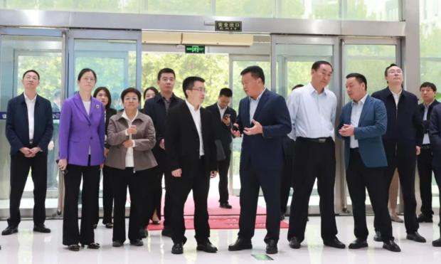 河南省人民政府副秘書(shū)長(zhǎng)盧東林陪同四川省巴中市委書(shū)記鮮榮成一行蒞臨河南花花牛乳業(yè)集團(tuán)參觀(guān)調(diào)研
